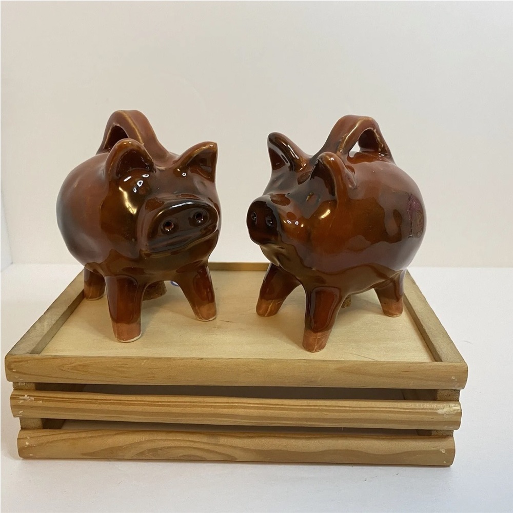 Williams Sonoma Salt And Pepper Shakers Glazed Pottery Pigs In Wooden Pen Unused